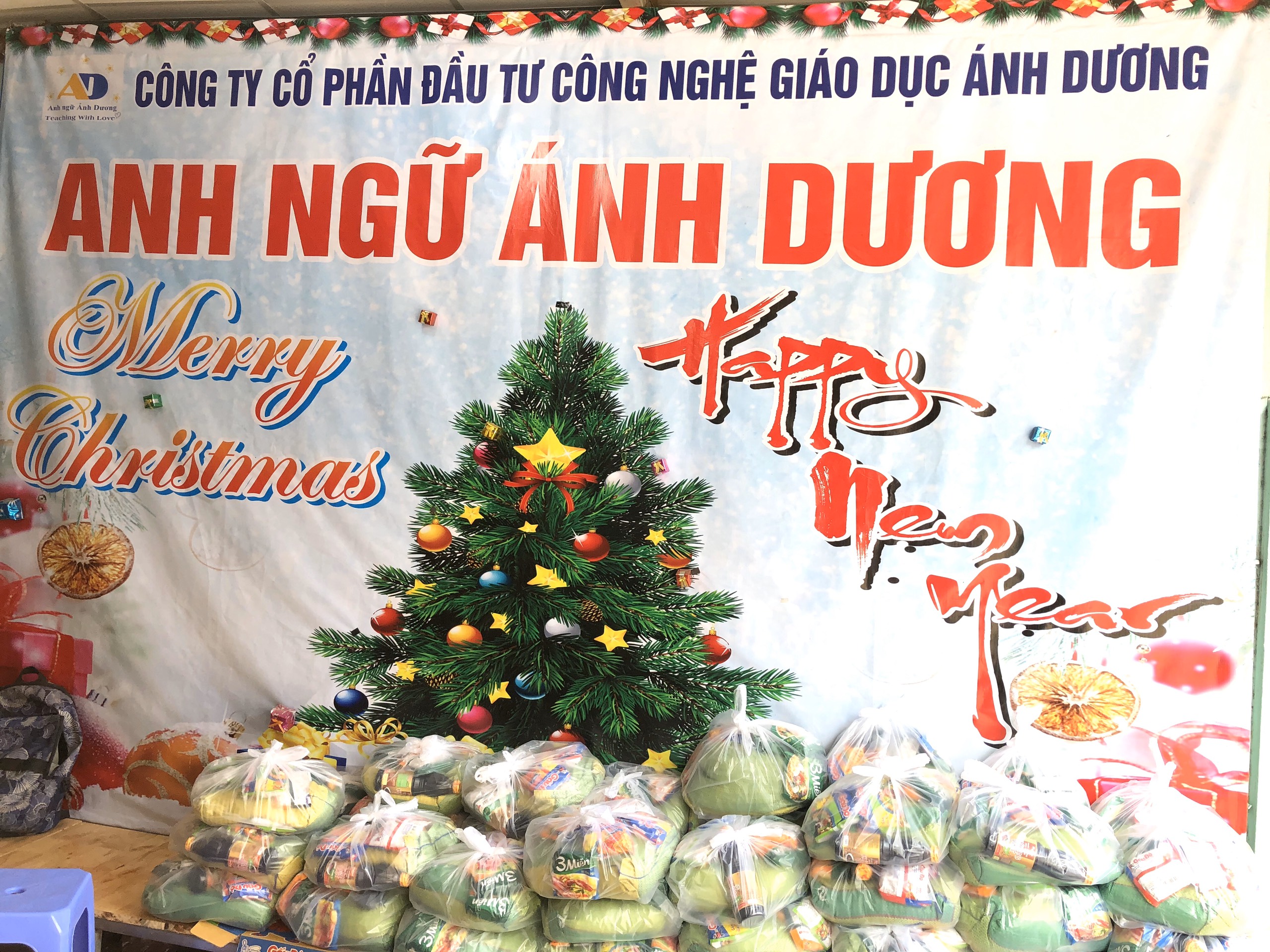 Ảnh phát quà cho 100 bà con khó khăn trong mùa dịch Covid-19